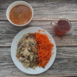 Zdjęcie przedstawia Dietę z ograniczeniem łatwoprzyswajalnych węglowodanów: Ziemniaczana Gulasz Sos jarzynowy Kasza jęczmienna/sypko Surówka z marchwi Kompot owocowy z jabłkami